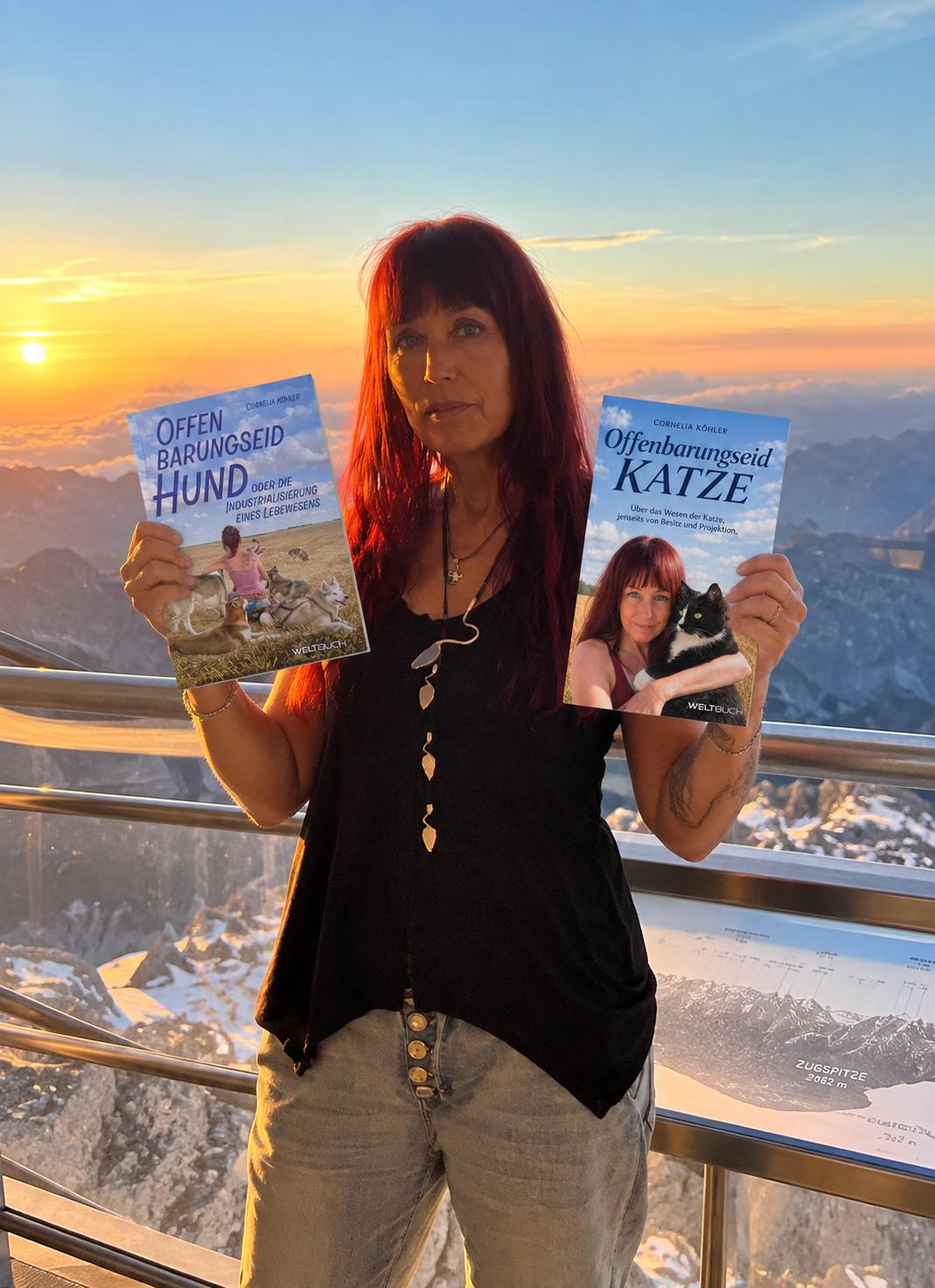 Conni Köhler auf der Zugspitze mit ihren Büchern Offenbarungseid Hund und Offenbarungseid Katze